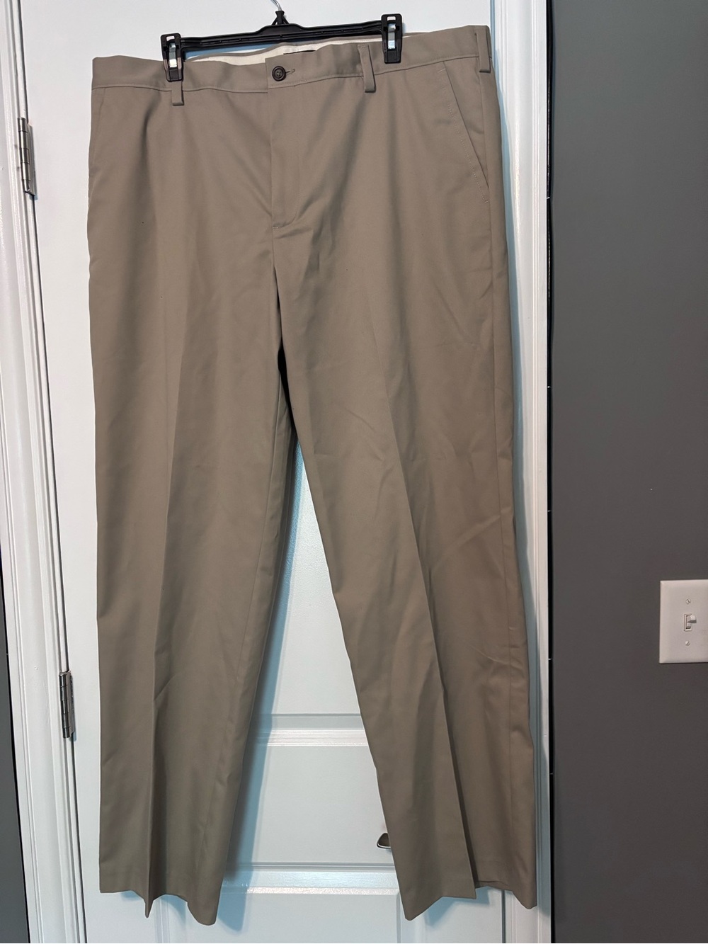 Dockers Men's Classic Fit Flat-Front Dress Pants - Khaki 40x32